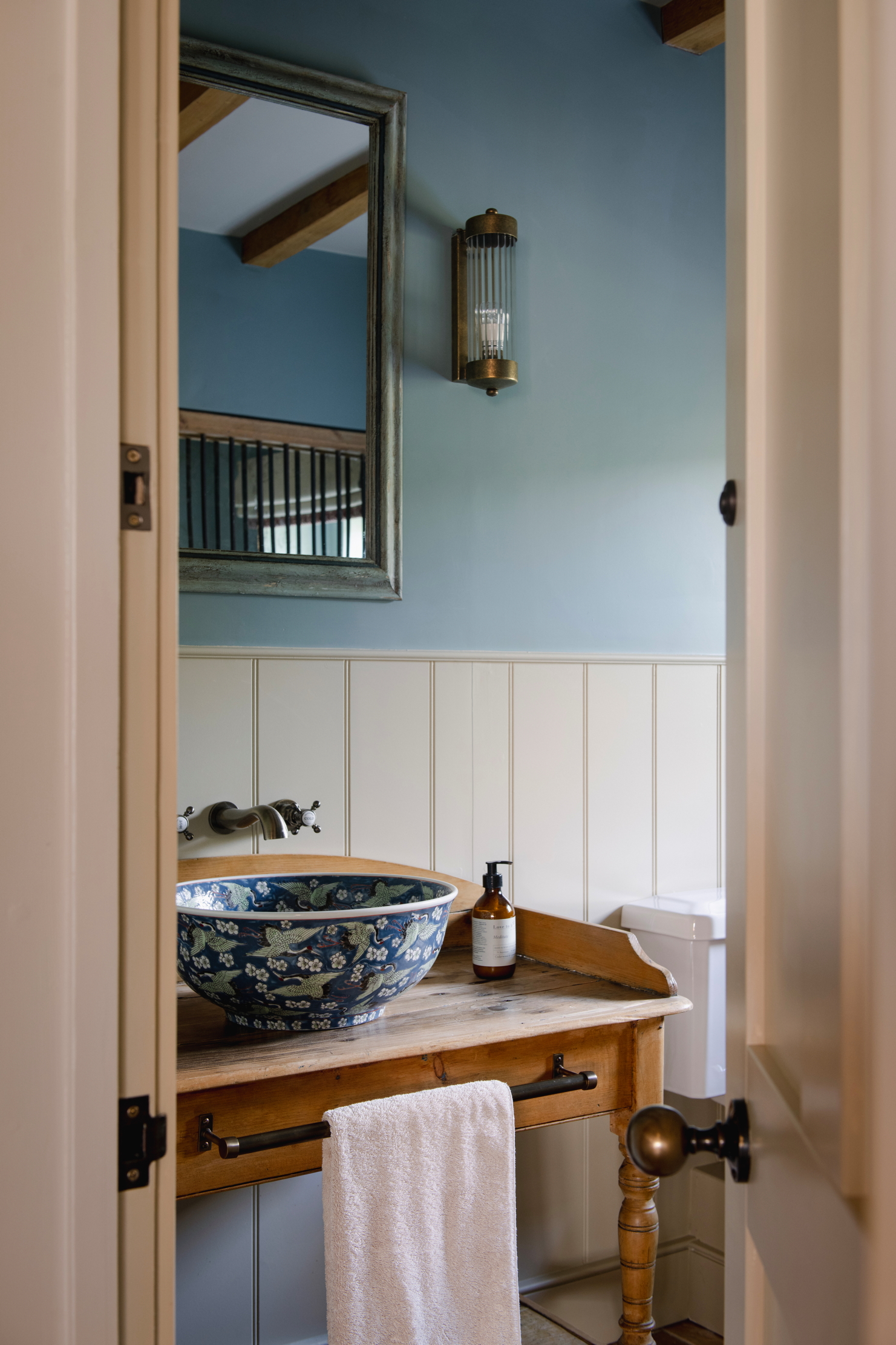 The farmhouse style interior of Monxton, with blues, reds, and natural wood finishes throughout.
