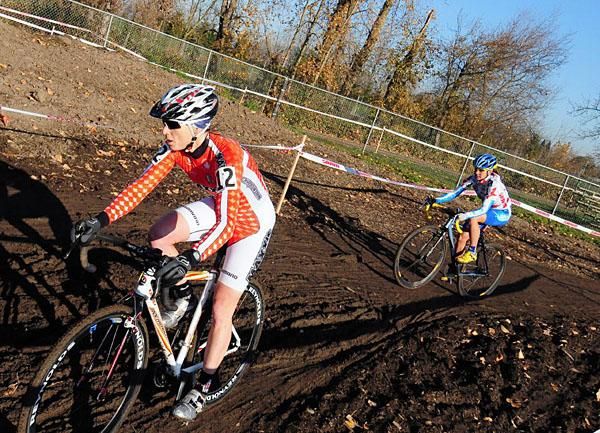 Alison Sydor (Team Maxxis-Rocky Mountain) leads Katerina Nash on the first lap.