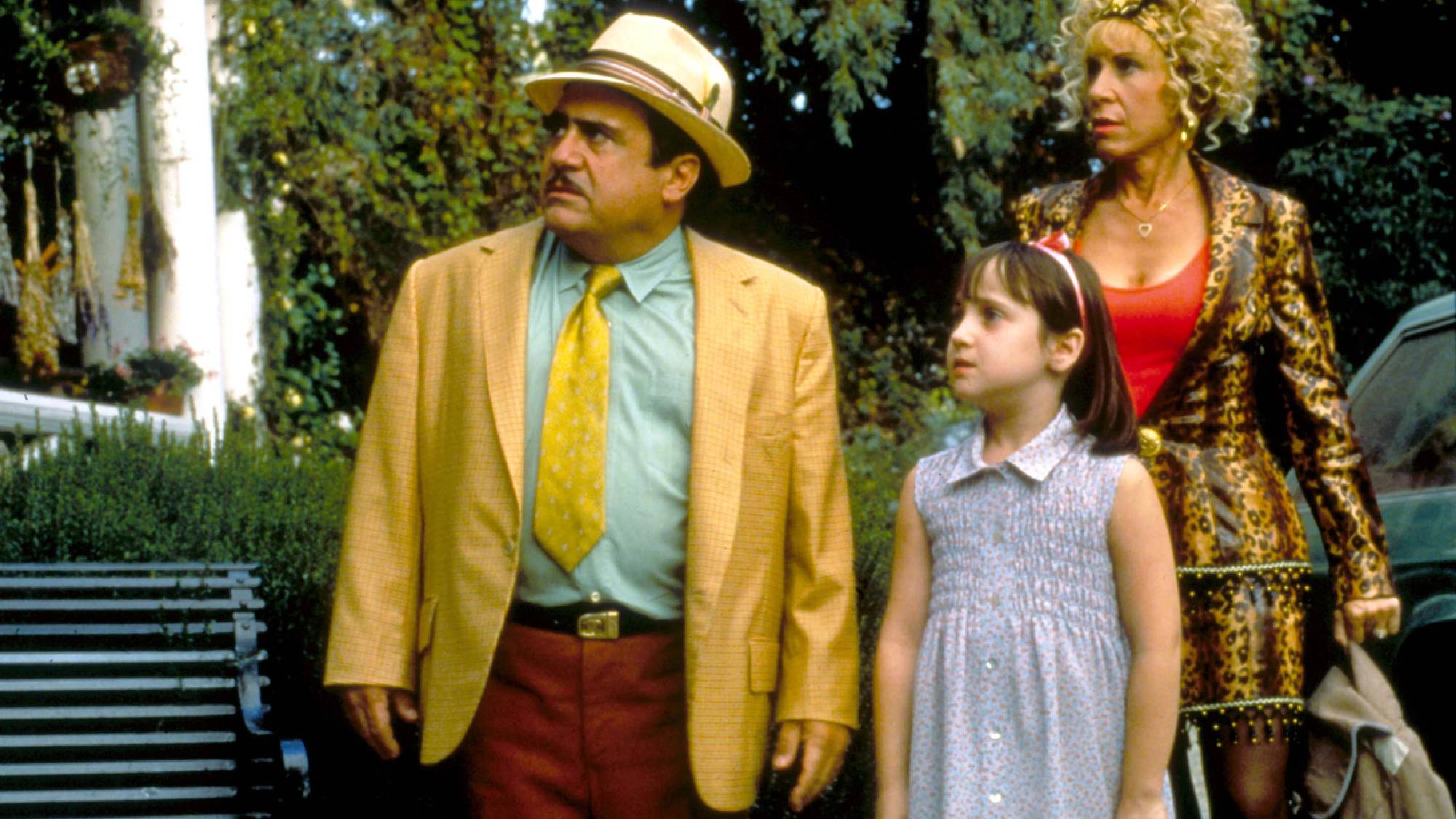 (Von links nach rechts) Danny Devito, Mara Wilson und Rhea Pearlman als Harry, Matilda und Zinnia Wormwood in Matilda