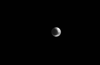 Saturn's unusual moon Iapetus