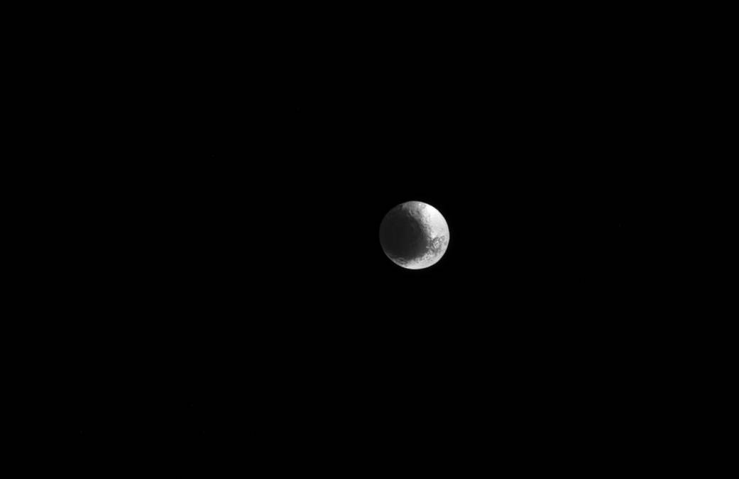 Saturn&#039;s unusual moon Iapetus