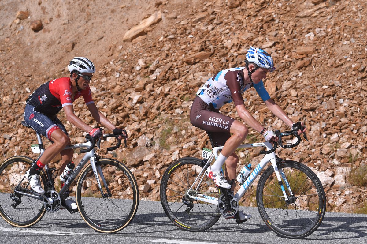 Romain Bardet with Alberto Contador on his wheel