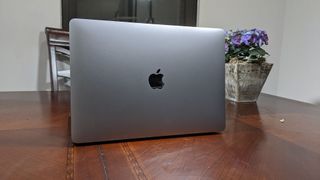 Apple logo on 13-inch, 2020 MacBook Pro