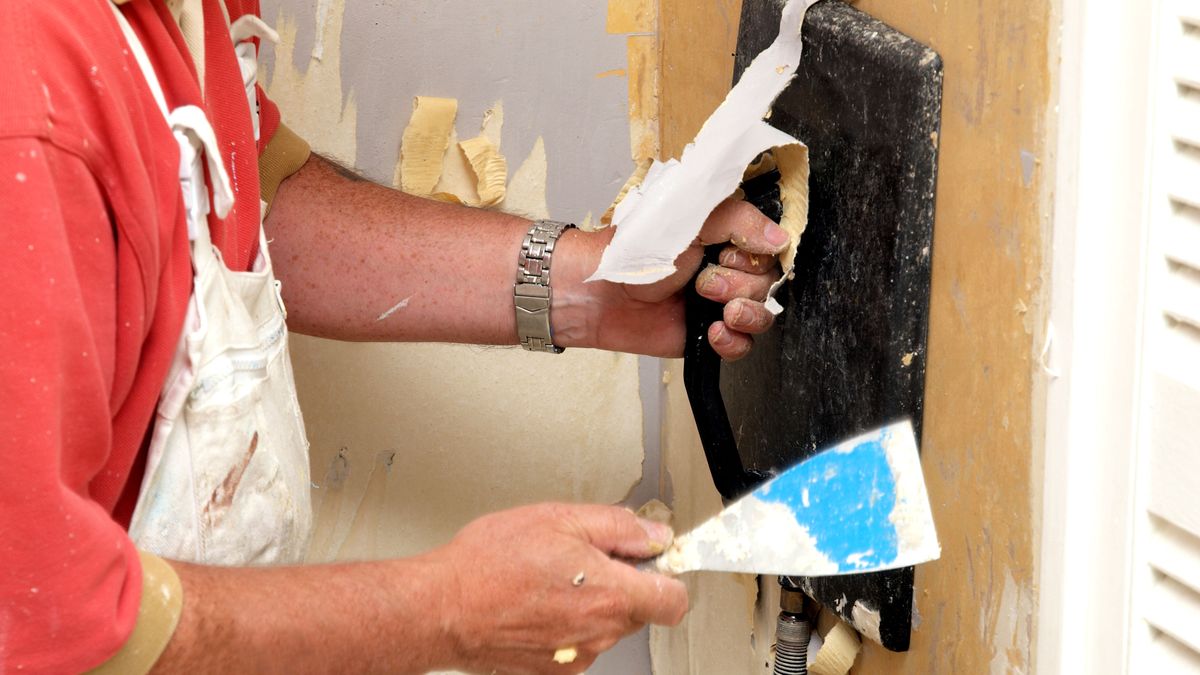 Painting over textured wallpaper: pro tips and techniques | Homebuilding