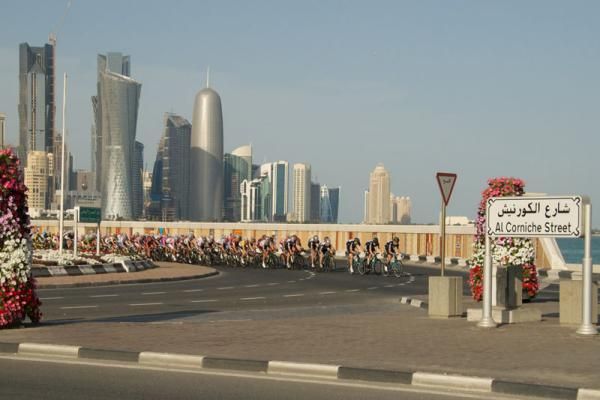 The bunch take a corner