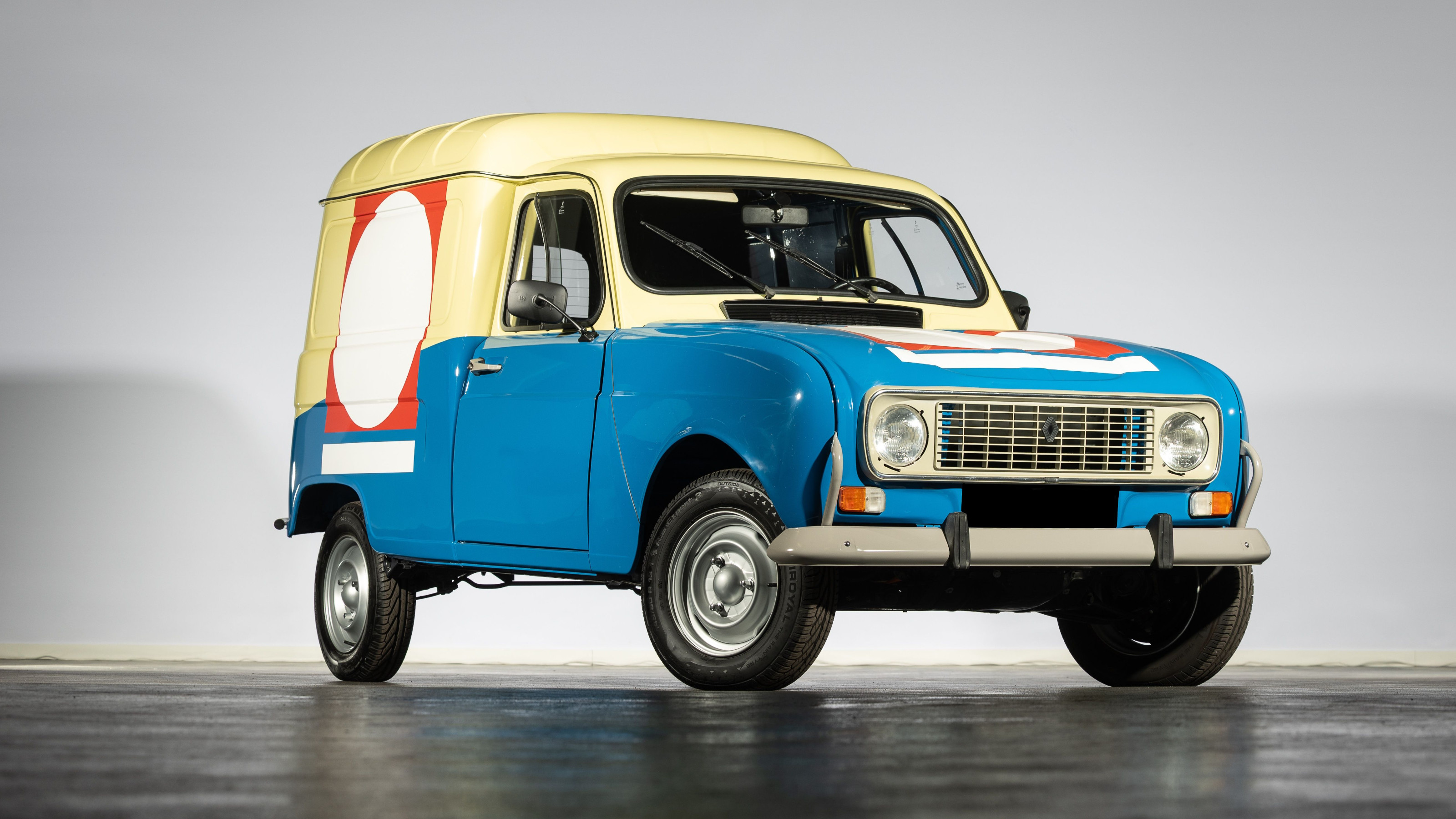 Lot 26: Renault 4 F4 &amp;eacute;lectrique fourgonnette Darty, 1985
