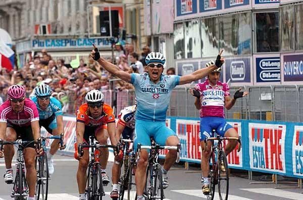Gerolsteiner's Robert F&ouml;rster wins the final stage sprint in Milan