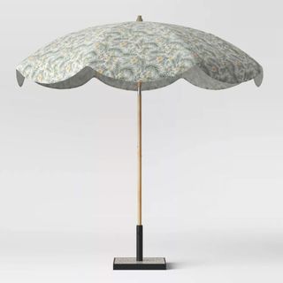Outdoor umbrella with scalloped edges 