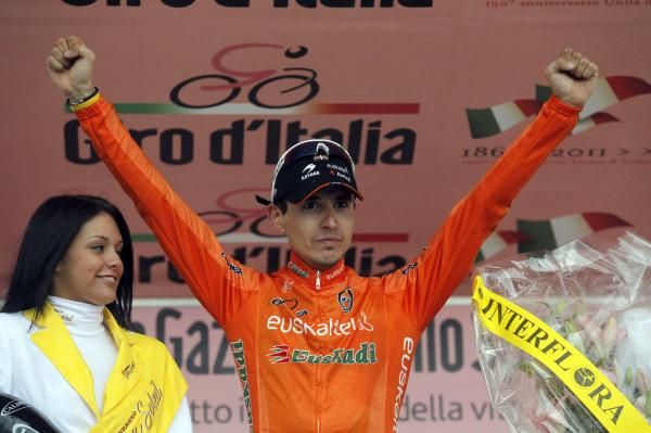 Igor Anton (Euskaltel-Euskadi) salutes the crowds from the podium.