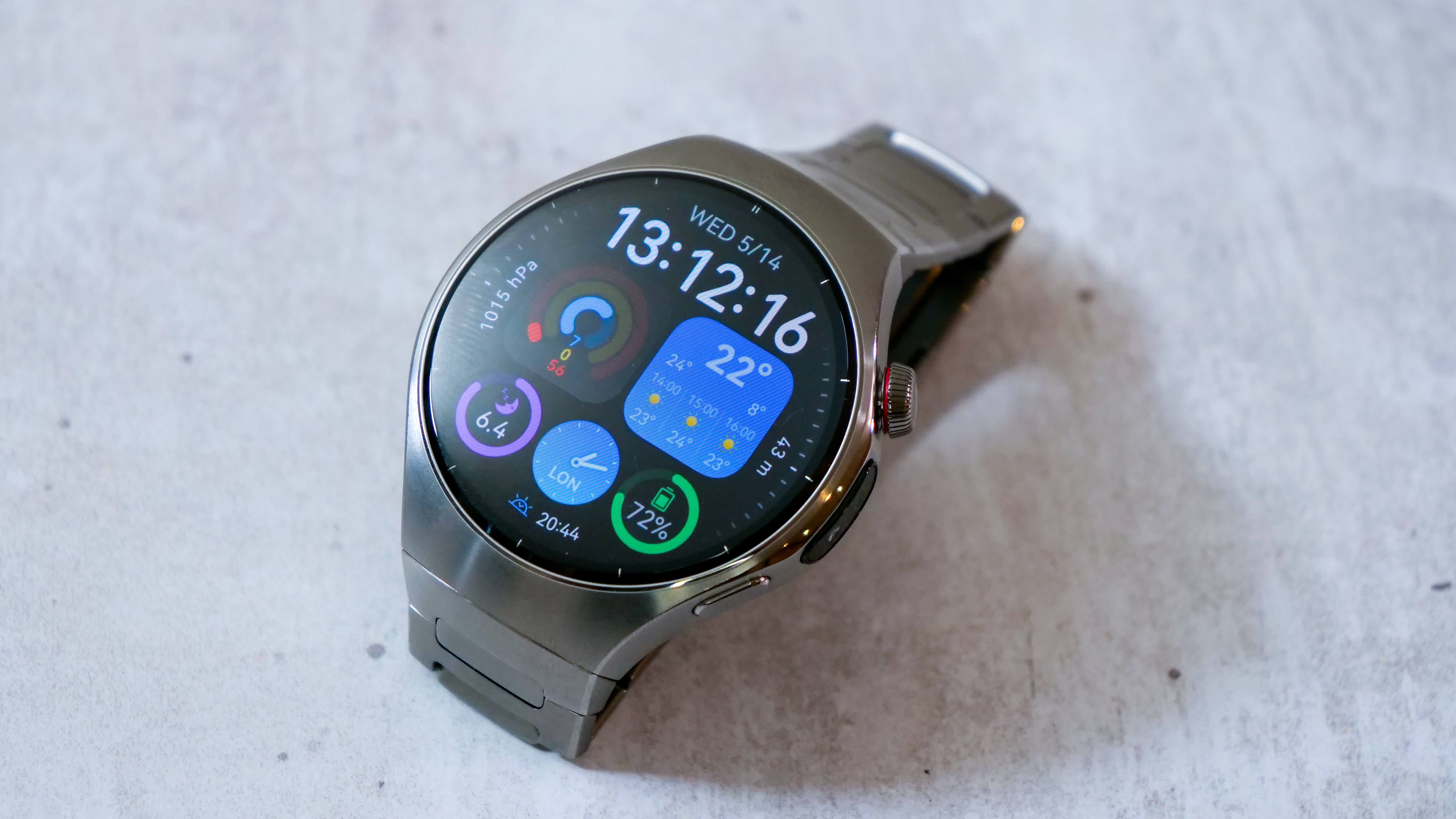 A photo of the Huawei Watch 5 in Titanium Silver
