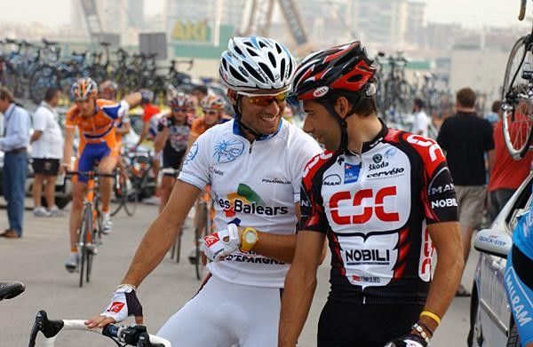Alejandro Valverde (Caisse d'Epargne) chats to Inigo Cuesta (CSC)