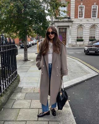 Influencer wears a mole-coloured winter outfit