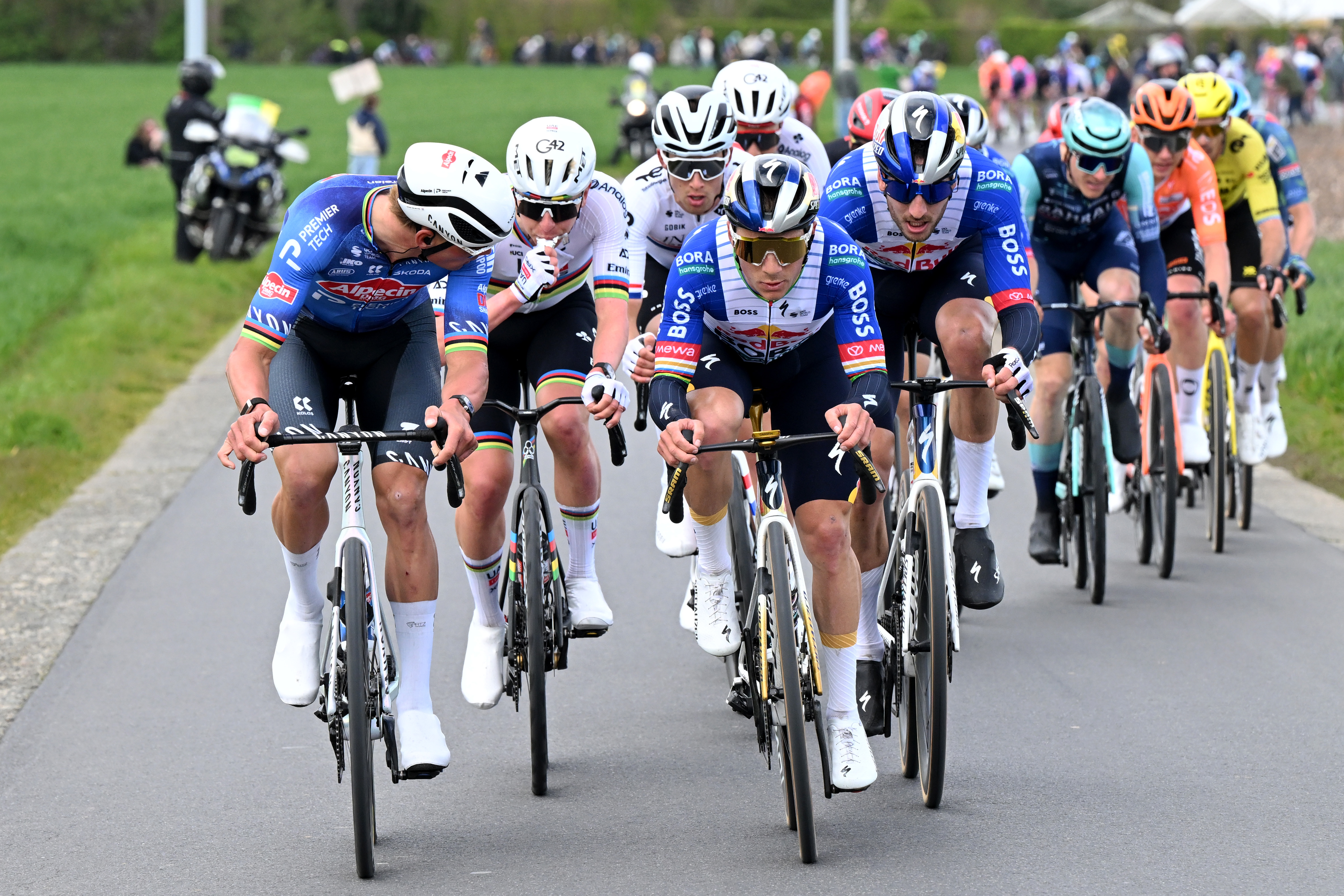 Tour of Flanders Men LIVE - Breakaway caught by talent packed group of favourites