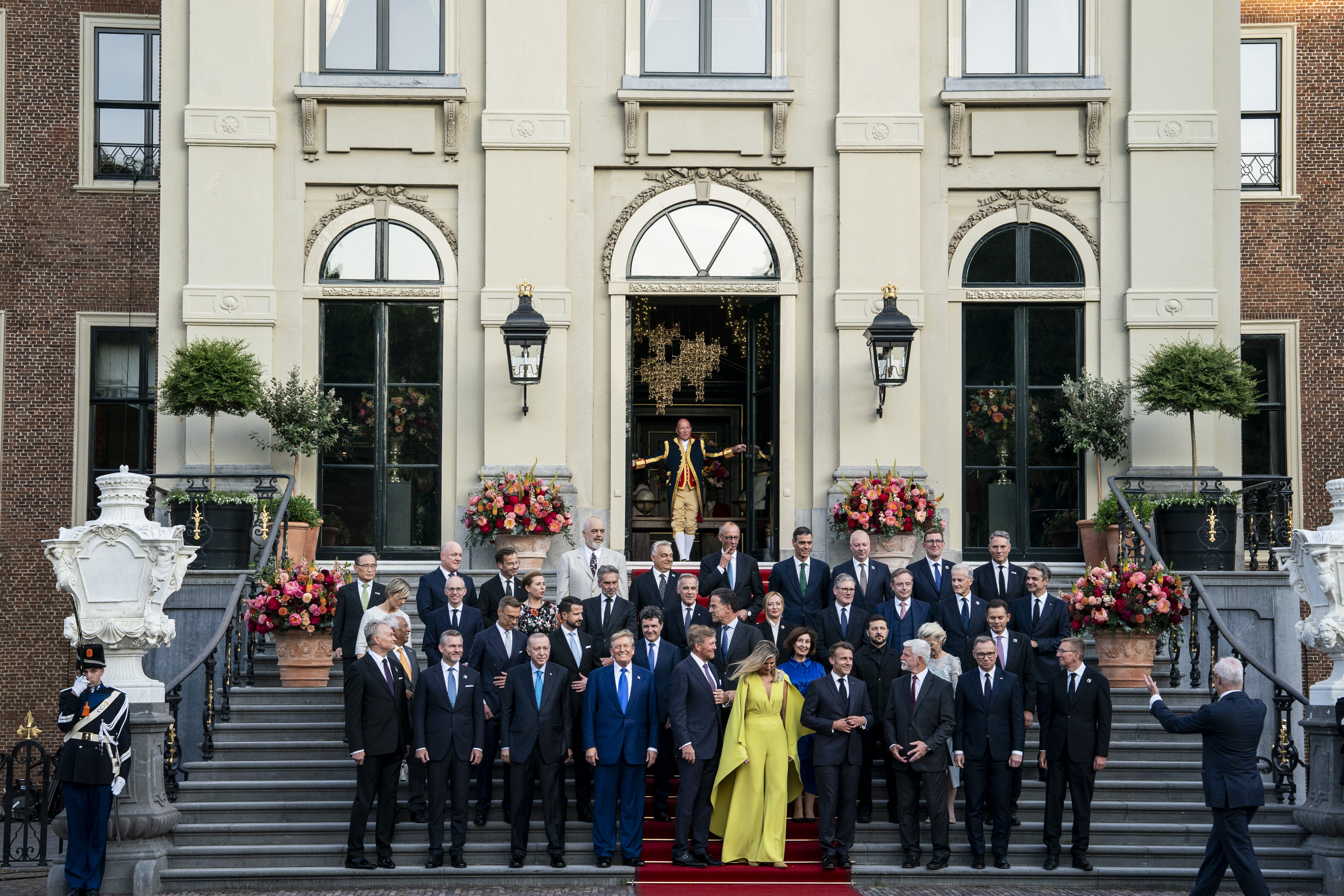Queen Maxima stands out at NATO conference