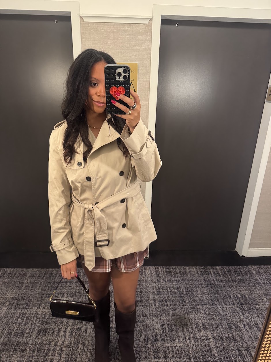 Woman wearing a cropped trench coat outfit idea.