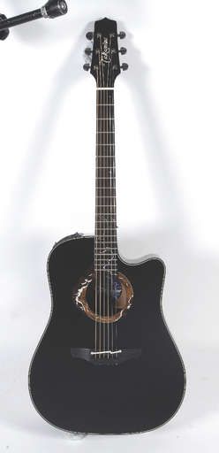 Stand out from the crowd with this black electro-acoustic!
