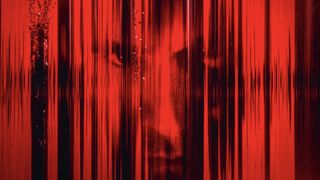 En bild från teaser-trailern för Modern Warfare 3, som visar Makarovs ansikte täckt av röd distorsion.