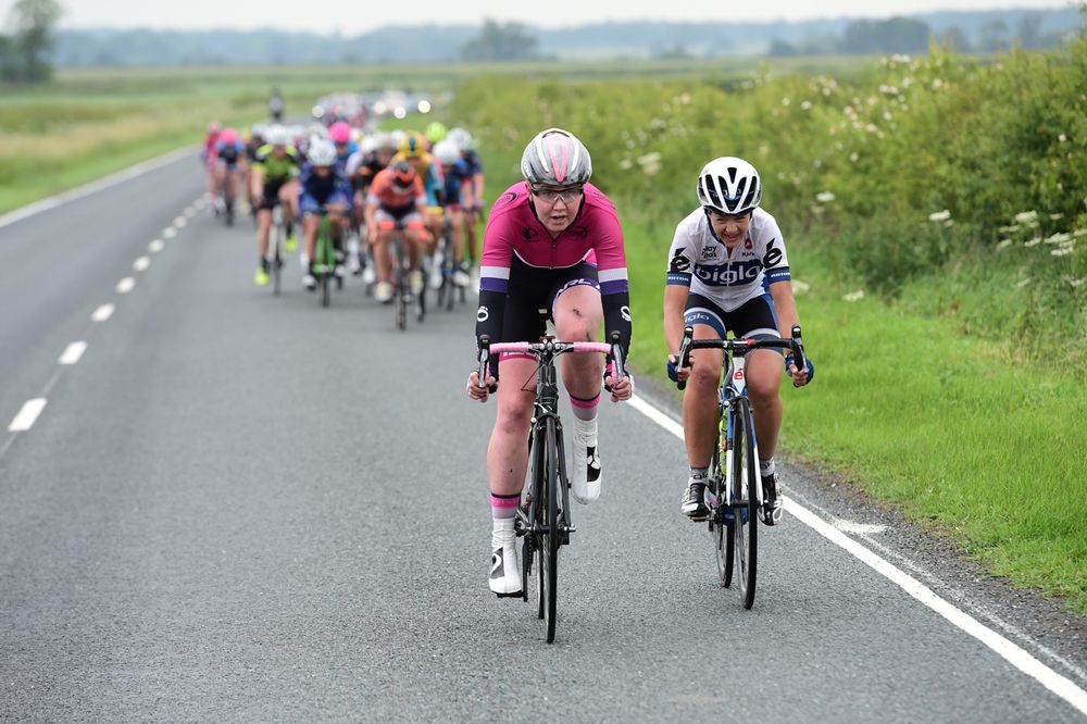 Katie Archibald (left) on the attack