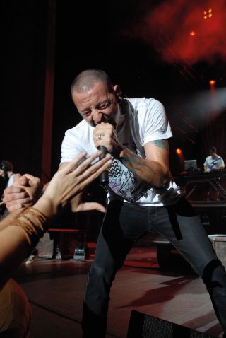 Chester giving it all onstage in 2008 at PNC Bank Arts Center, New Jersey