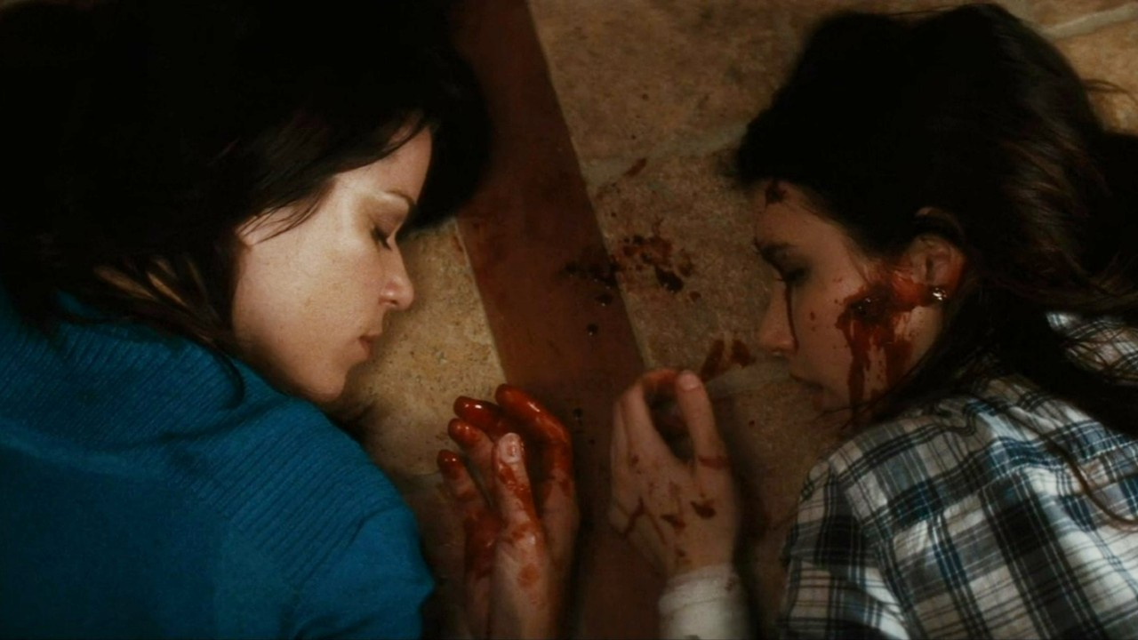 Emma Roberts and Neve Campbell lying next to each other in Scream 4.