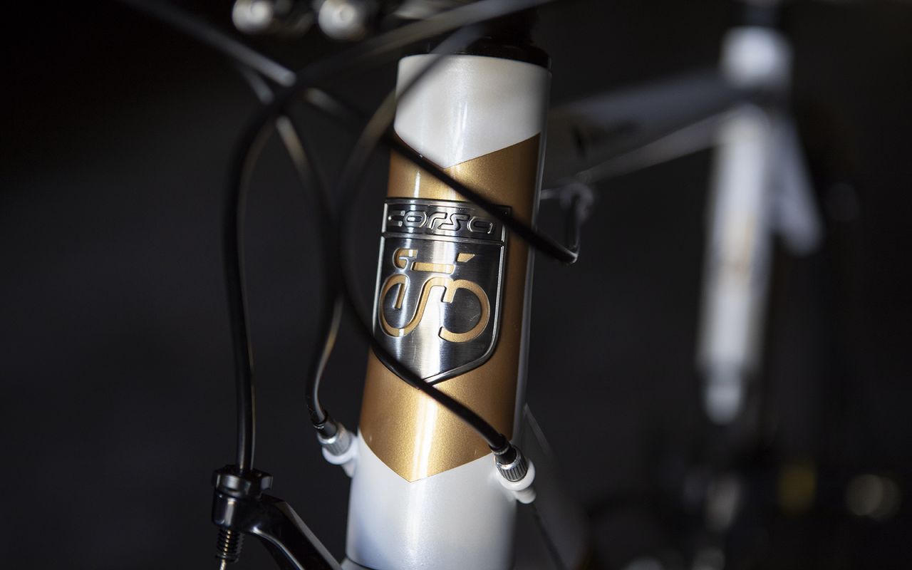 The frame features external gear and brake cable routing