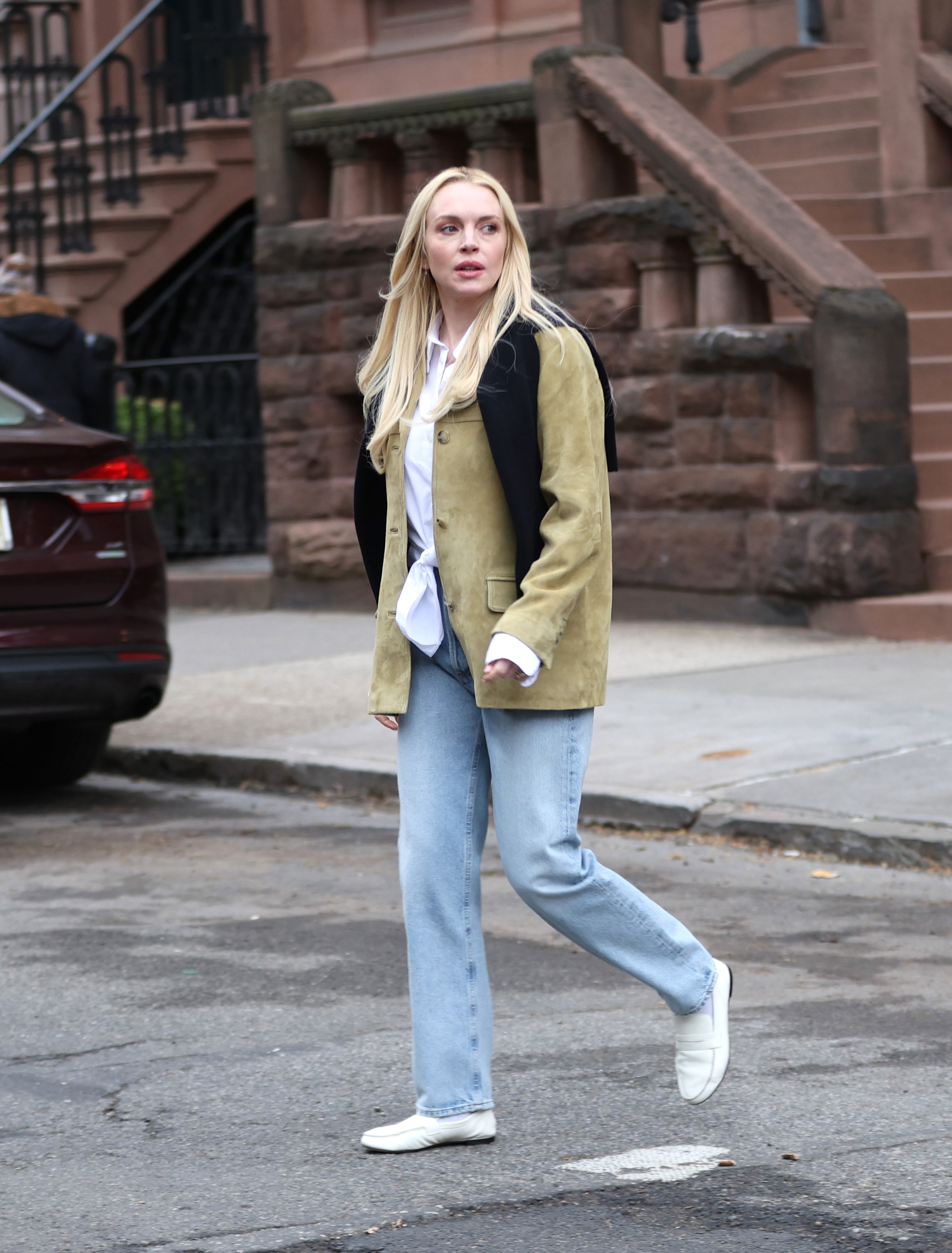 Lindsay Lohan filmed a new project in straight-leg jeans and white leather loafers