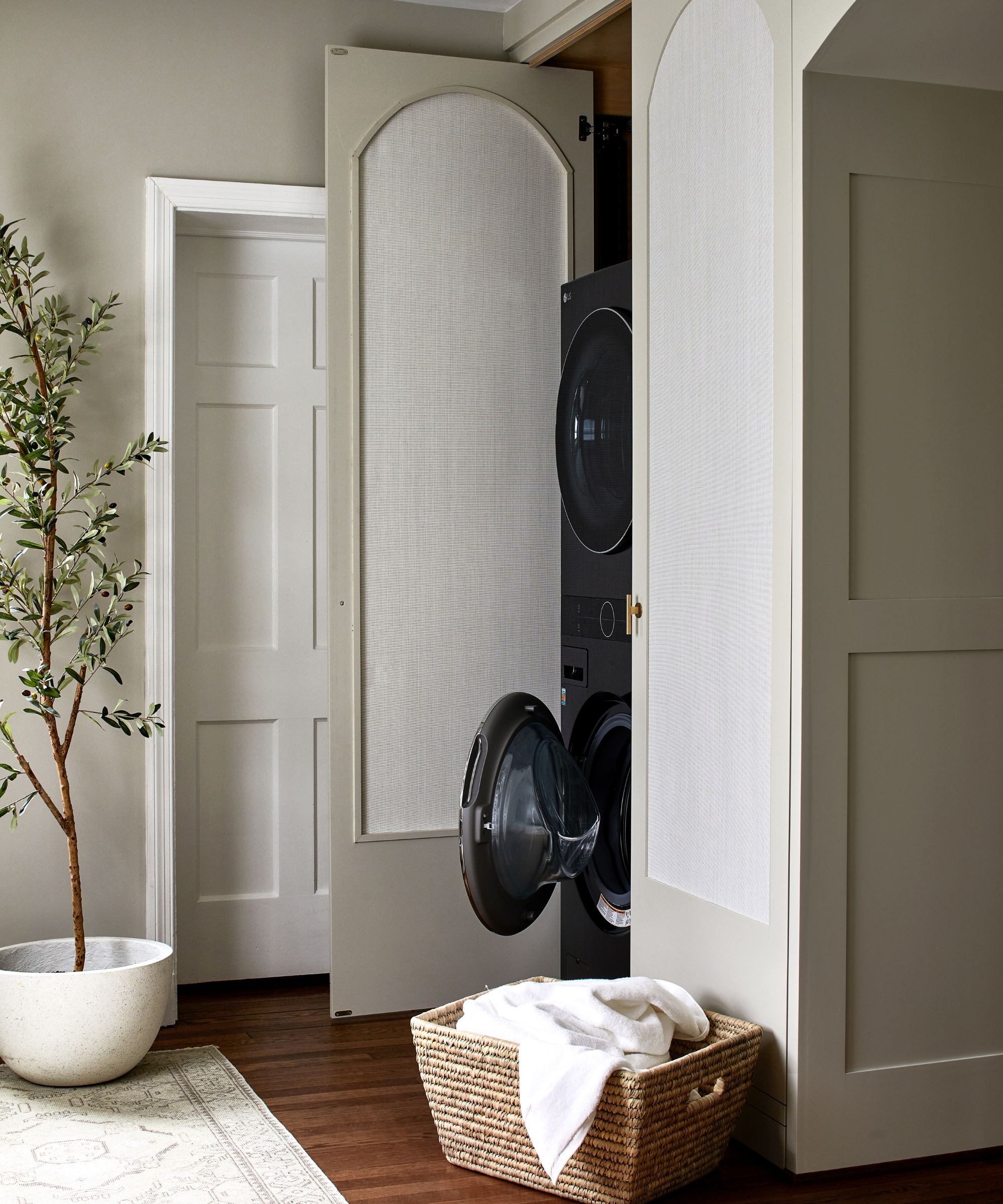 JTW Design hidden laundry within a mudroom photograph Stacy Zarin Goldberg