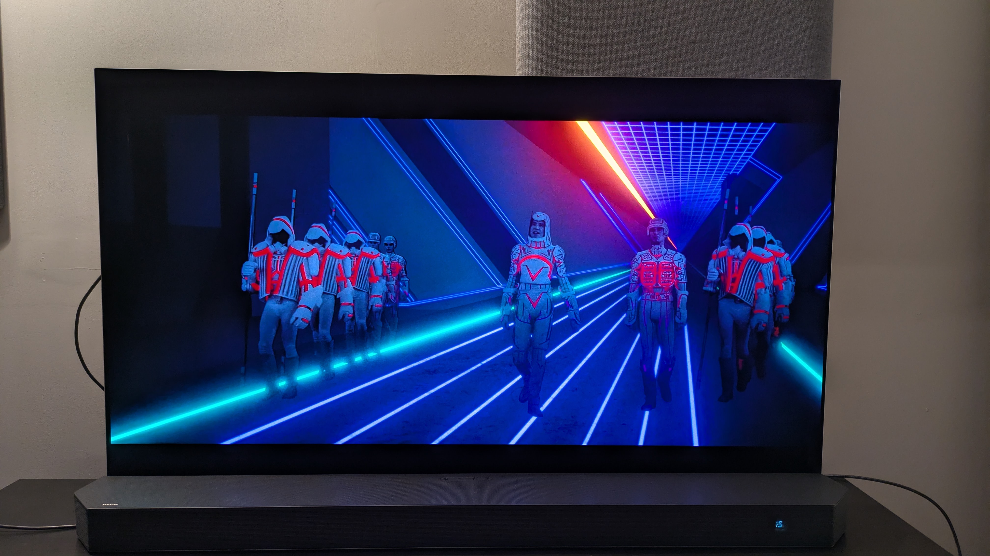 Tron (1982) 4K Blu-ray on LG G5 showing antagonists in hallway