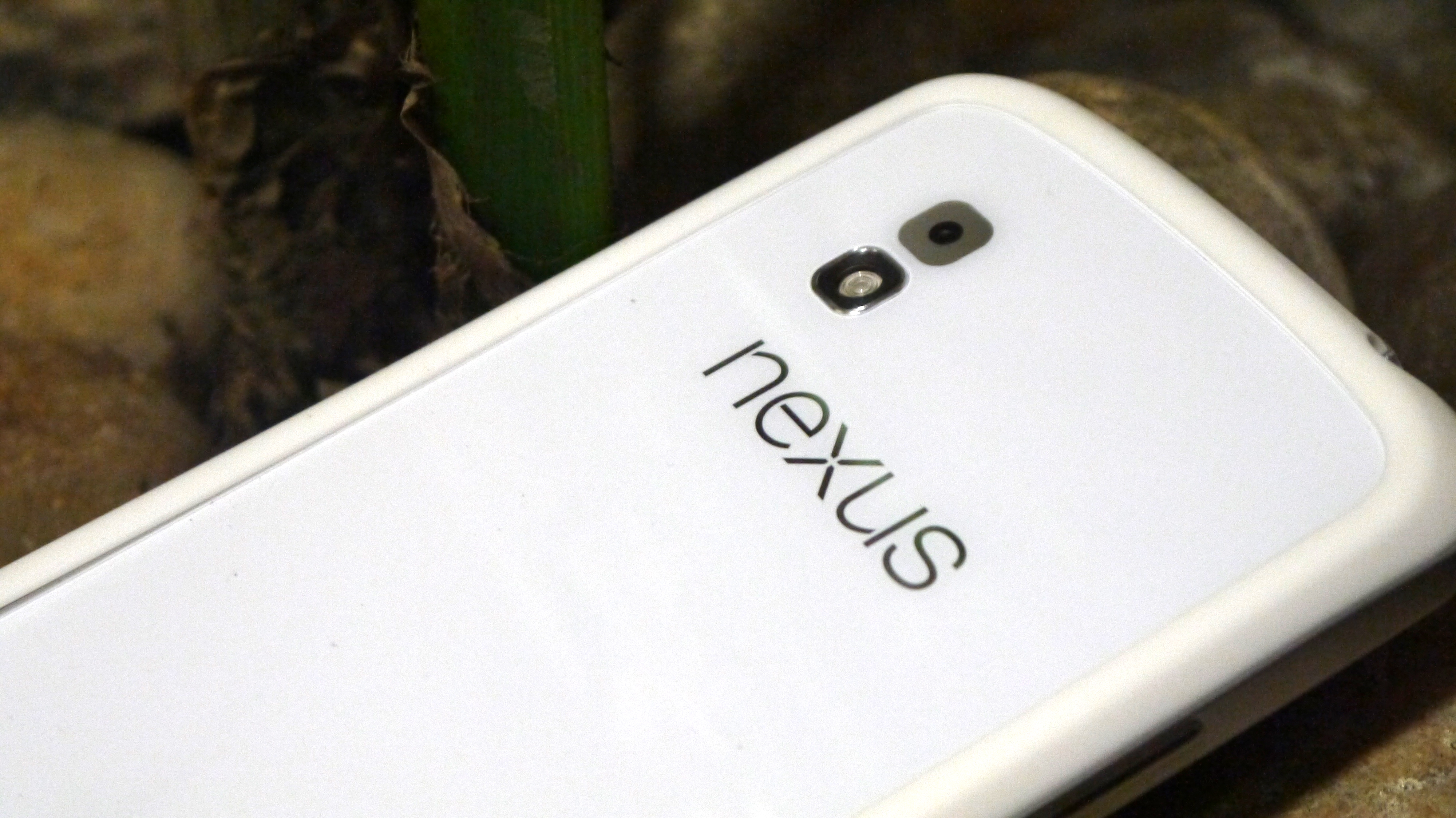 White Google Nexus 4 stock finally arrives in UK through the back door