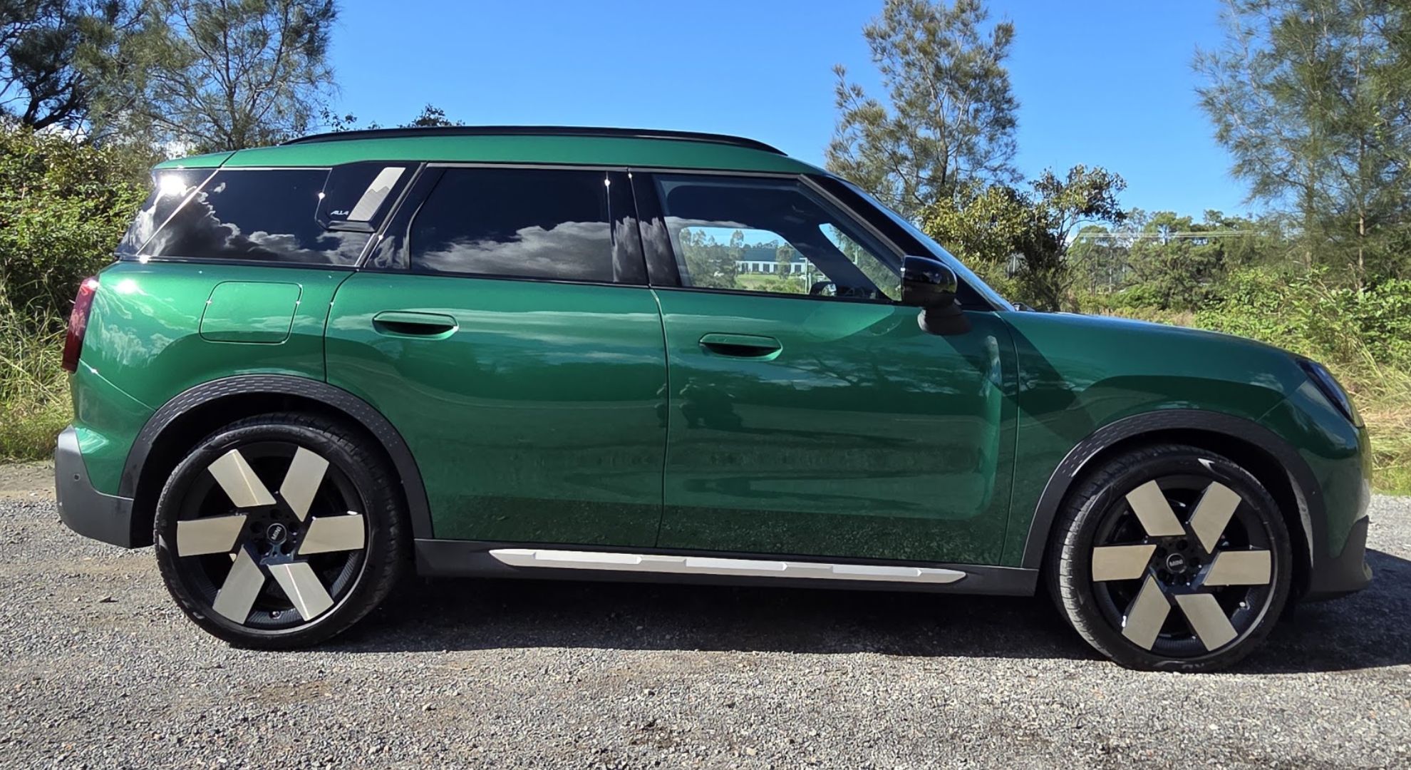 The side profile of the Mini Countryman SE ALL4