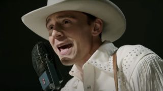 Hank Williams (Tom Hiddleston) sings in I Saw the Light