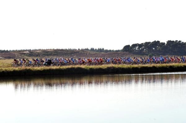 The peloton enjoys some flat roads on stage 3.