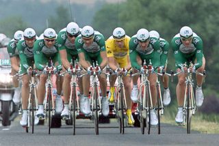 Stuart O'Grady in the midst of his team in yellow during the team time trial at the 2001 Tour de France