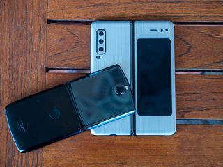 Samsung Galaxy Fold vs Motorola RAZR