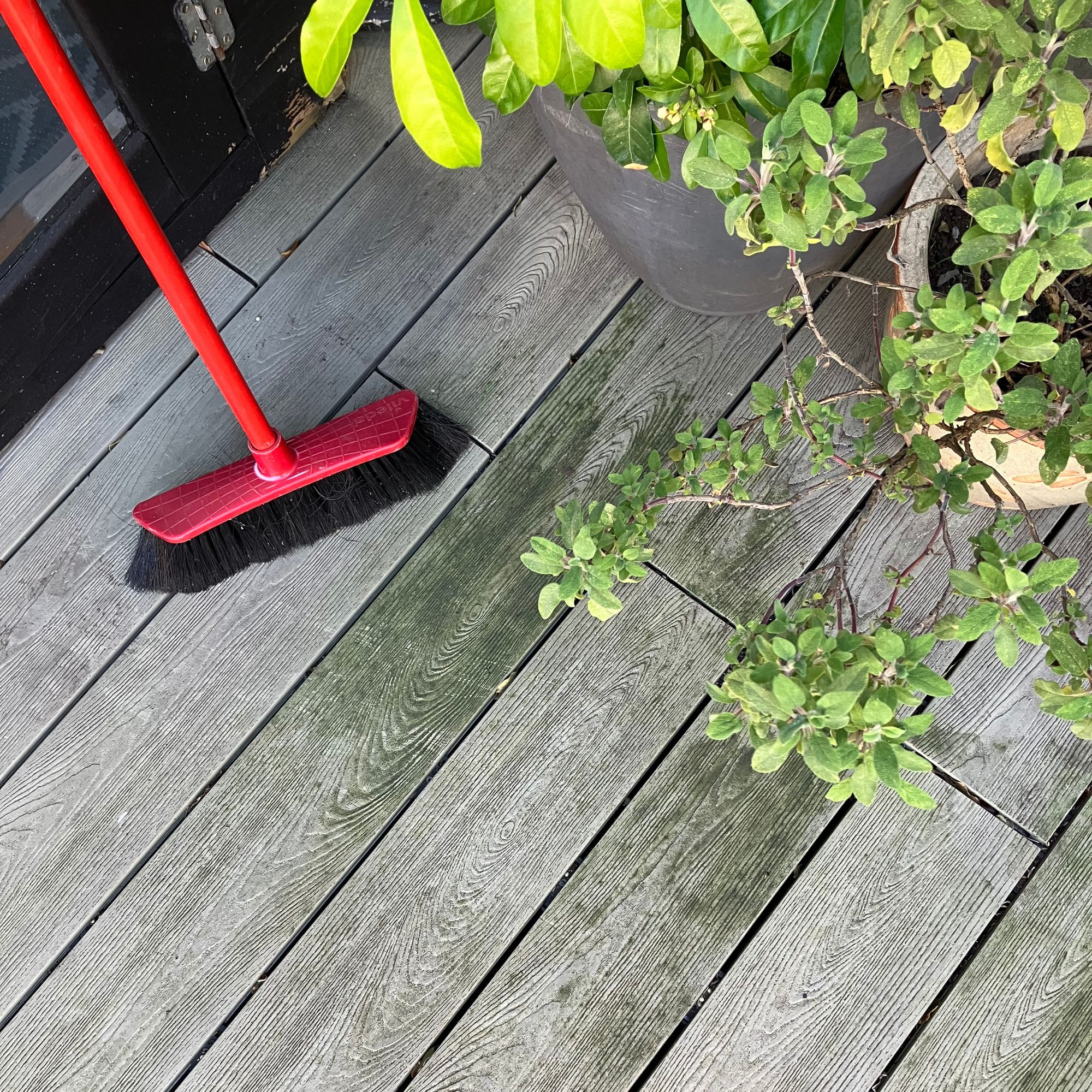 outdoor deck cleaner with broom