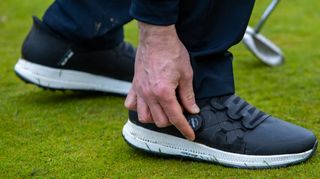 Skechers Go Golf Elite 5 Slip 'In being put on on the golf course