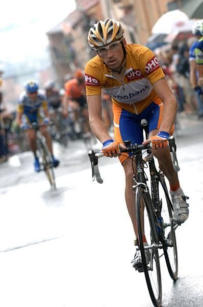 Menchov was unshakable on the soggy ride to Alto de Abantos
