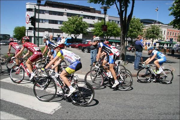The bunch head towards the finish in Vikersund