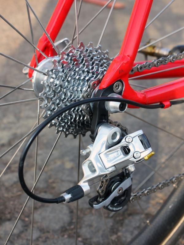 The SRAM Red rear derailleur is matched to a PG-1070 11-26T cassette.