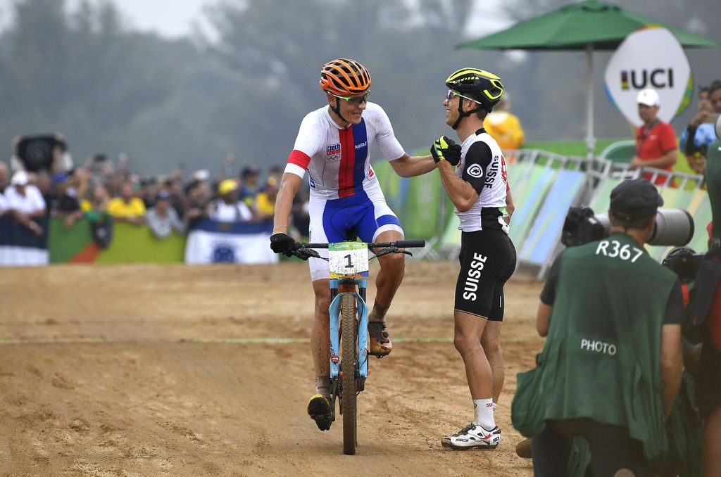 Jaroslav Kulhavy (Czech Republic) congratulates Nino Schurter (Switzerland)