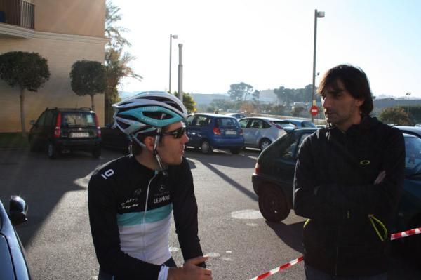 Maxime Monfort chats with Oakley rep and former ONCE rider Inigo