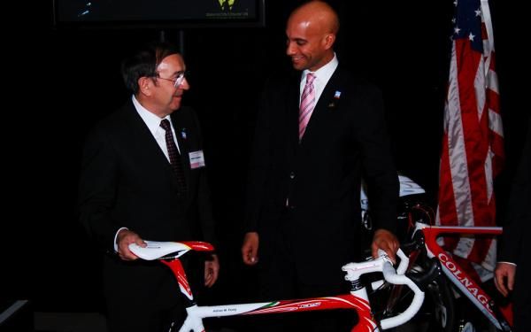 Ernesto Colnago presents Mayor Fenty with a new ride