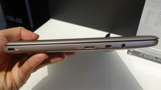 Asus EeeBook X205 - the side profile