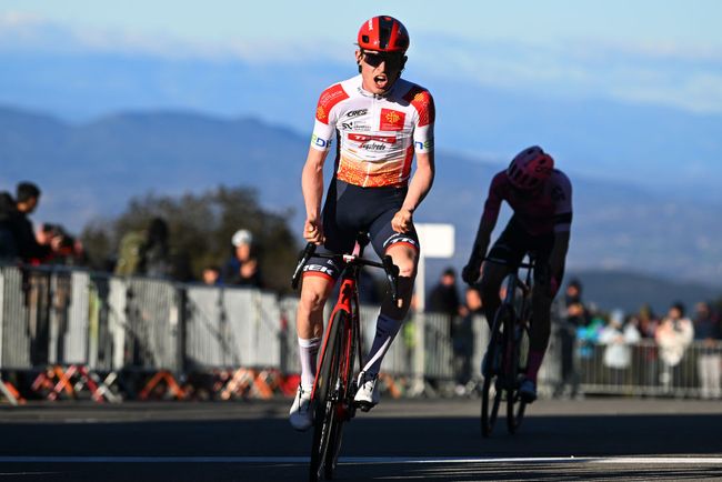 Mattias Skjelmose Jensen esulta sul Mont Bouquet (foto Luc Claessen/Getty Images)