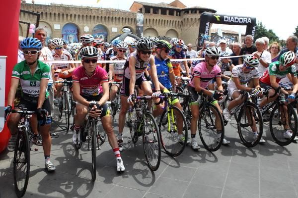 The competition leaders and jersey wearers line up before the stage