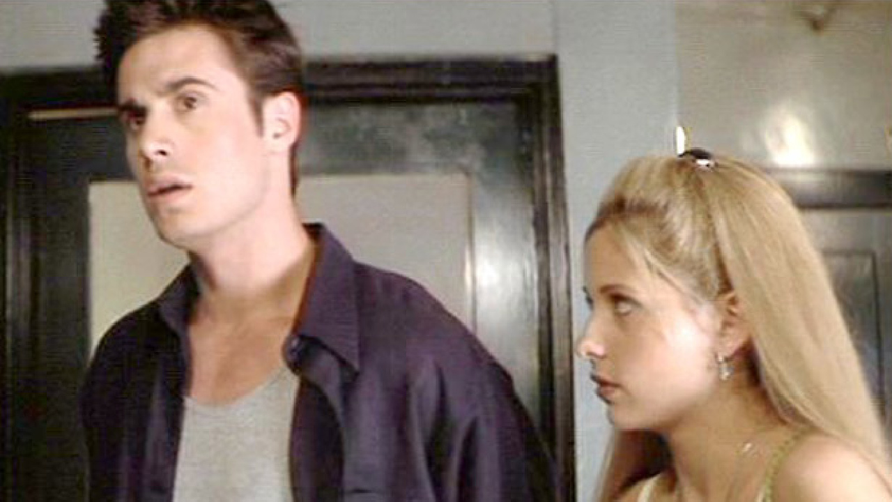 Sarah Michelle Gellar and Freddie Prinze Jr. in I Know What You Did Last Summer.