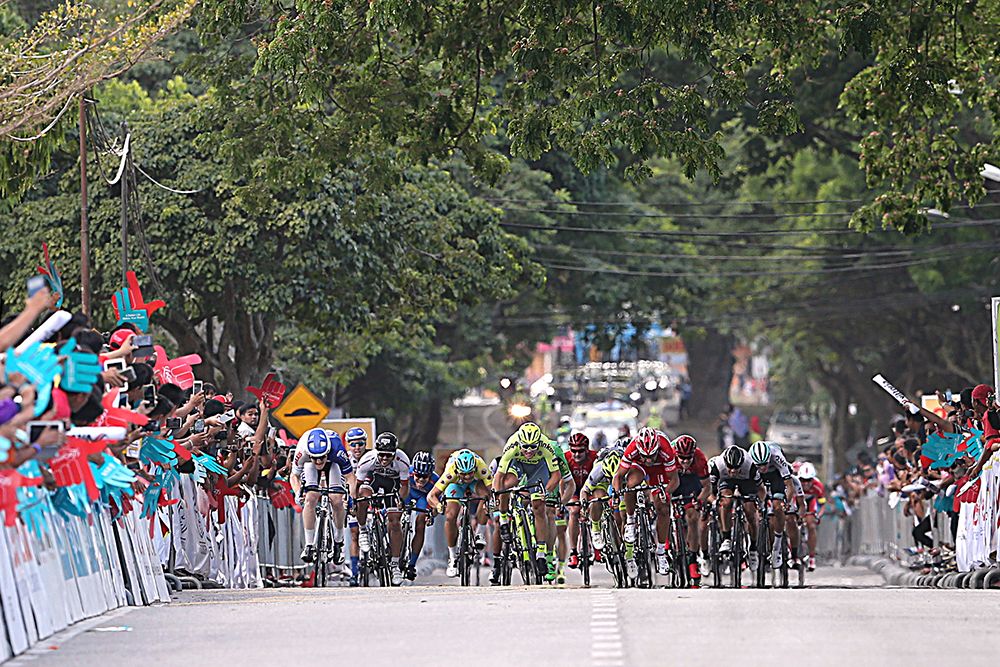 The sprint on stage 3 of Tour de Langkawi