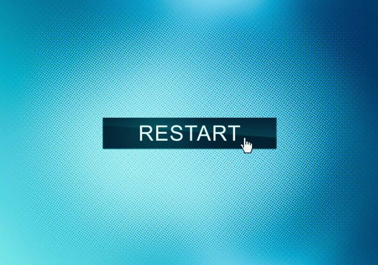 mouse cursor hovers over &quot;restart&quot; button on blue screen