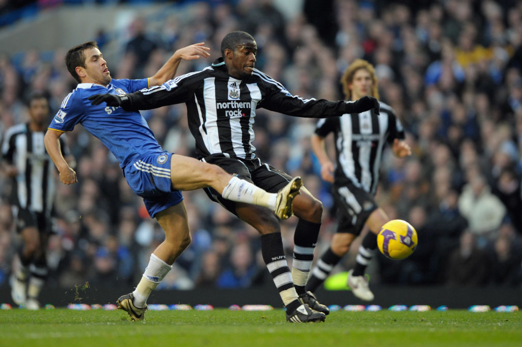 LONDON - NOVEMBER 22: Joe Cole of Chelsea battles for the ball with Sebastien Bassong of Newcastle United during the Barclays Premier League match between Chelsea and Newcastle United at Stamford Bridge on November 22, 2008 in London, England. (Photo by Darren Walsh/Chelsea FC Via Getty Images)