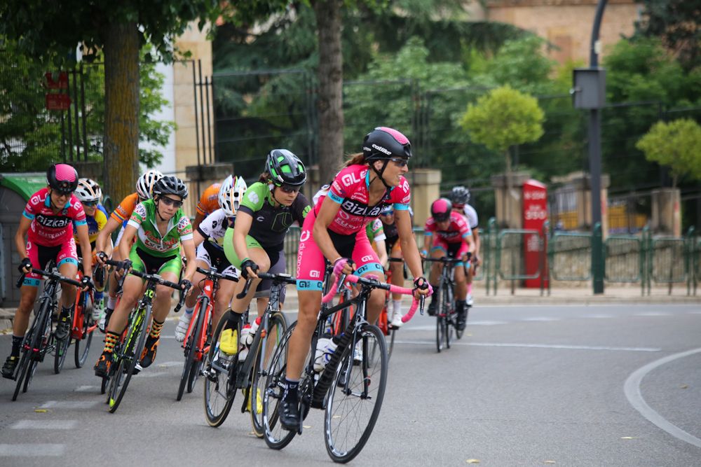 Mavi Garc&iacute;a (Bizkaia-Durango) leads the peloton across the hill that decided the race, closely followed by Sheyla Guti&eacute;rrez (Cylance Pro Cycling) and Ane Santesteban (Al&eacute;-Cipollini, here racing in the Basque outfit)